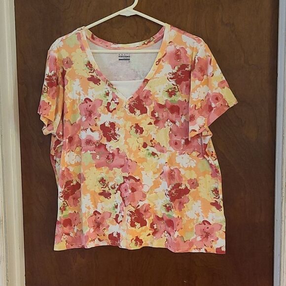 1X Basic Edition Short Sleeved Floral Top - Picture 1 of 5